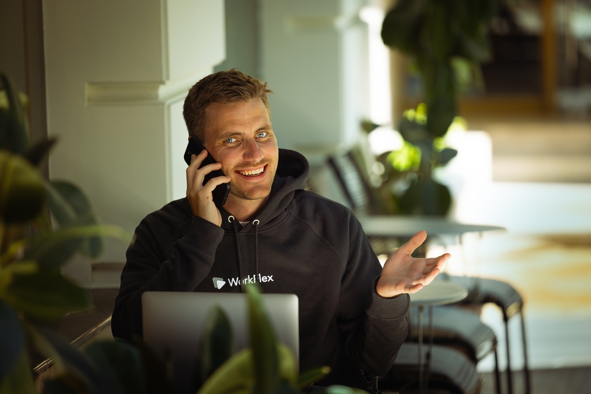 Patrick Koch - Mitgründer von WorkFlex mit einem Telefon in der Hand